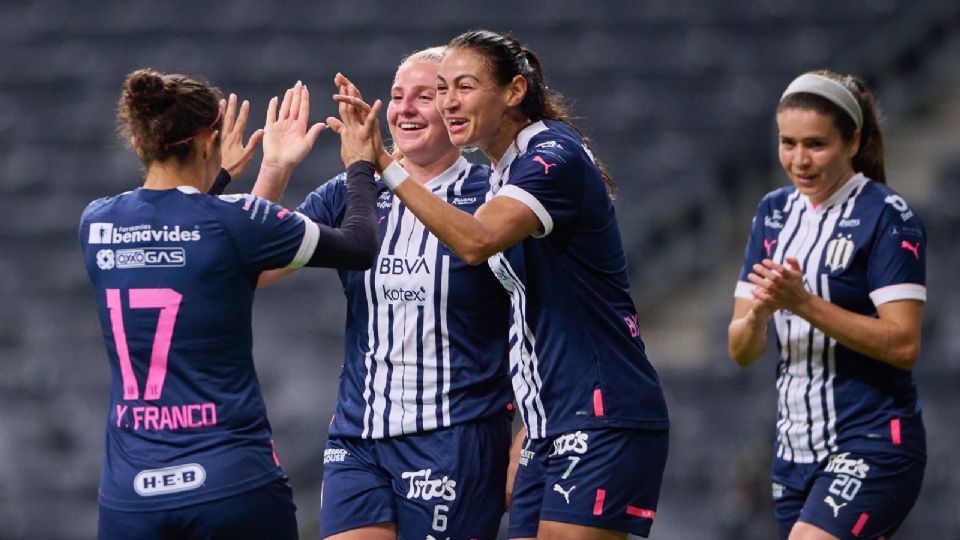 Las jugadoras de Rayadas celebran una anotación ante Tijuana