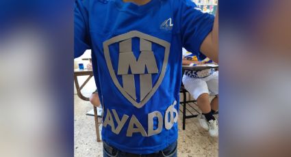 Rayados busca a niño que hizo su camisa del equipo con fomi