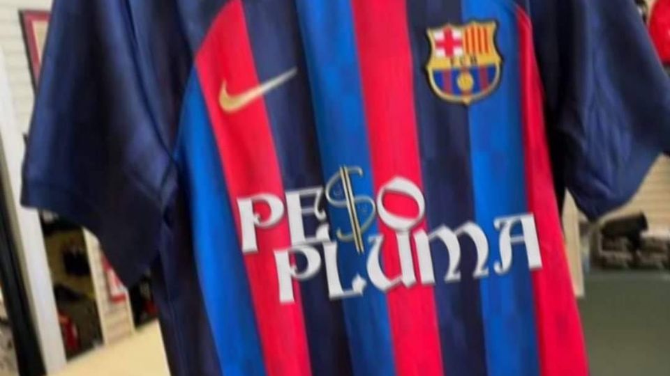 En redes sociales comenzó a circular una fotografía del jersey de Barcelona con el logo de Peso Pluma, aunque nada ha sido confirmado por el cantante o el club