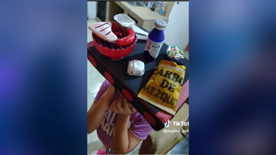 Mamá de Monterrey diseña sombrero loco con temática de carne asada y se hace viral