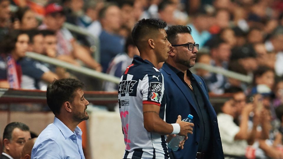 Maxi Meza en la línea de banda del Estadio BBVA de Rayados, junto al entrenador Antonio 'Turco' Mohamed