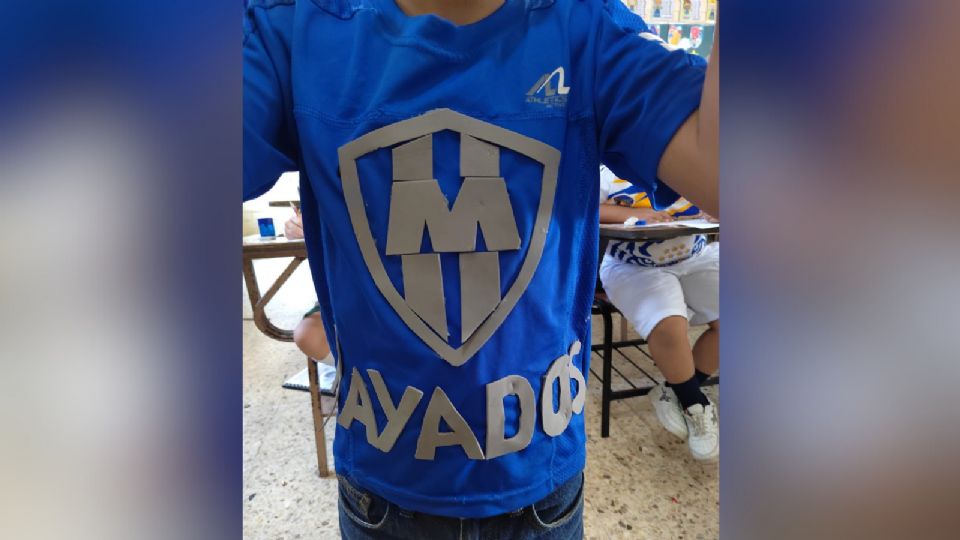 Playera de foamy que llevó puesta el alumno Miguel.