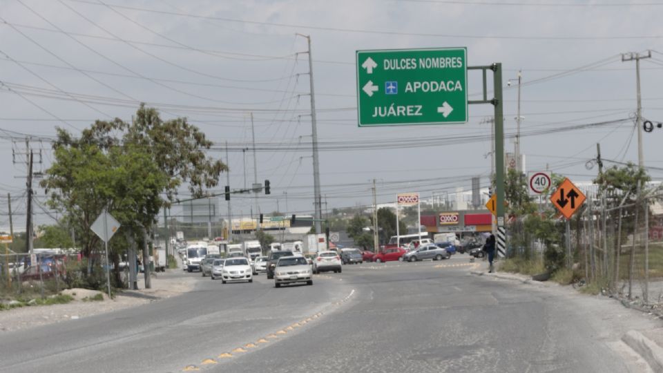 La reducción de carriles en el crucero de la Carretera a Dulces Nombres y Prolongación Ruiz Cortines forma un embudo vial que afecta a miles de automovilistas.