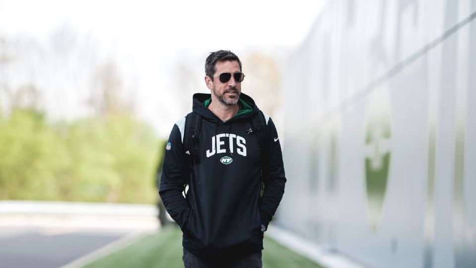 Fotografía de archivo del lesionado quarterback Aaron Rodgers, en su llegada al entrenamiento de New York Jets