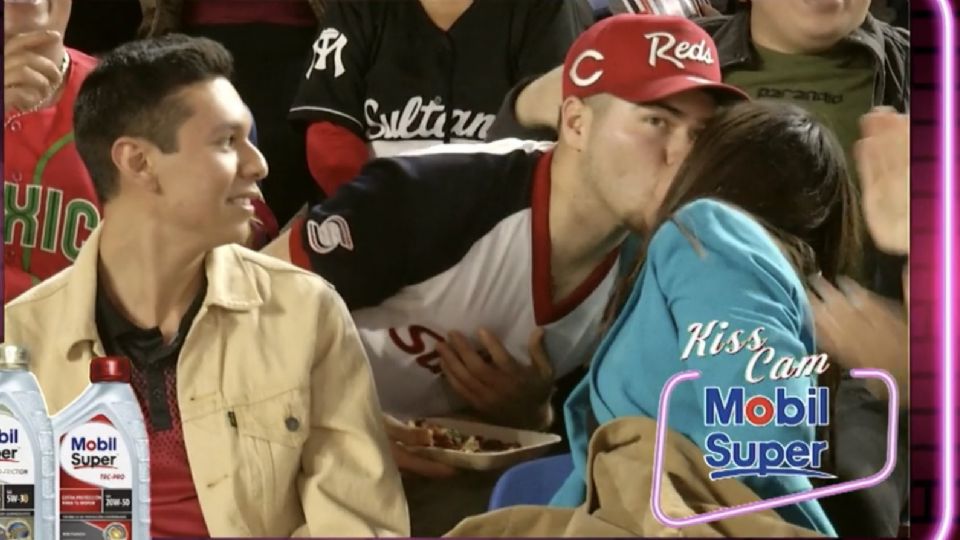 Un grupo de amigos se hizo viral debido al video de la Kiss Cam del Estadio de Béisbol Monterrey, cuando la chica besó a un joven de otra fila