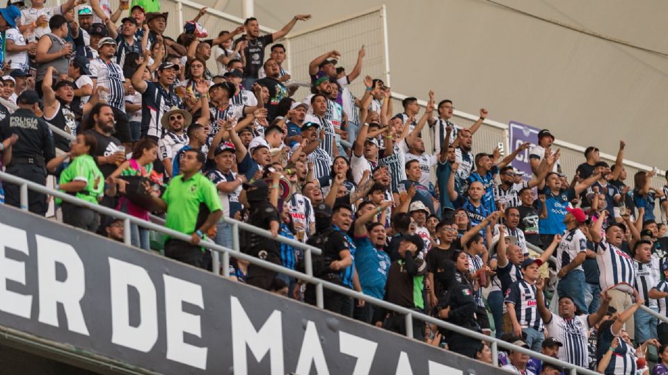 Seguidores de Rayados que viajaron a Mazatlán para el partido en El Kraken fueron golpeados por policías que cuidaban la seguridad dentro del Estadio; la Liga MX solo dio un aviso de veto al club