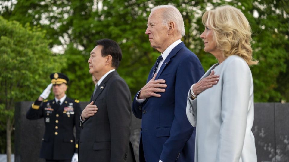 El presidente de los Estados Unidos, Joe Biden, participa en una ceremonia de colocación de coronas junto con el presidente de Corea del Sur, Yoon Suk Yeol.