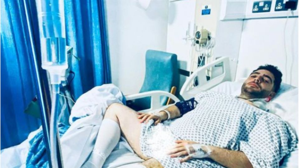 Alfredo Gallegos en un hospital de Irlanda tras ser agredido y asaltado