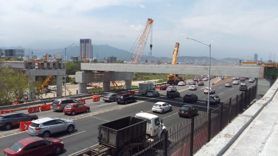 Trabajos de construcción del Puente Conexión Parque España-Fundidora | Facebook / Secretaría de Infraestructura Sostenible de Monterrey.