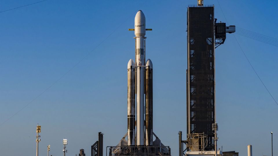 Fotografía cedida por SpaceX donde se aprecia el cohete Falcon que lleva la misión ViaSat-3 Americas instalada en la plataforma de lanzamiento LC-39A en Cabo Cañaveral, Florida.