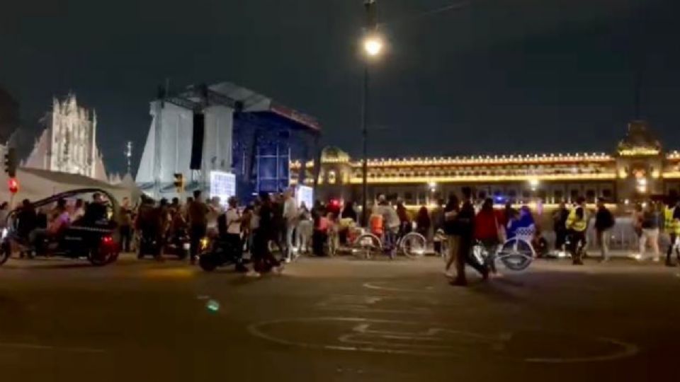 Capitalinos llegando al Zócalo.