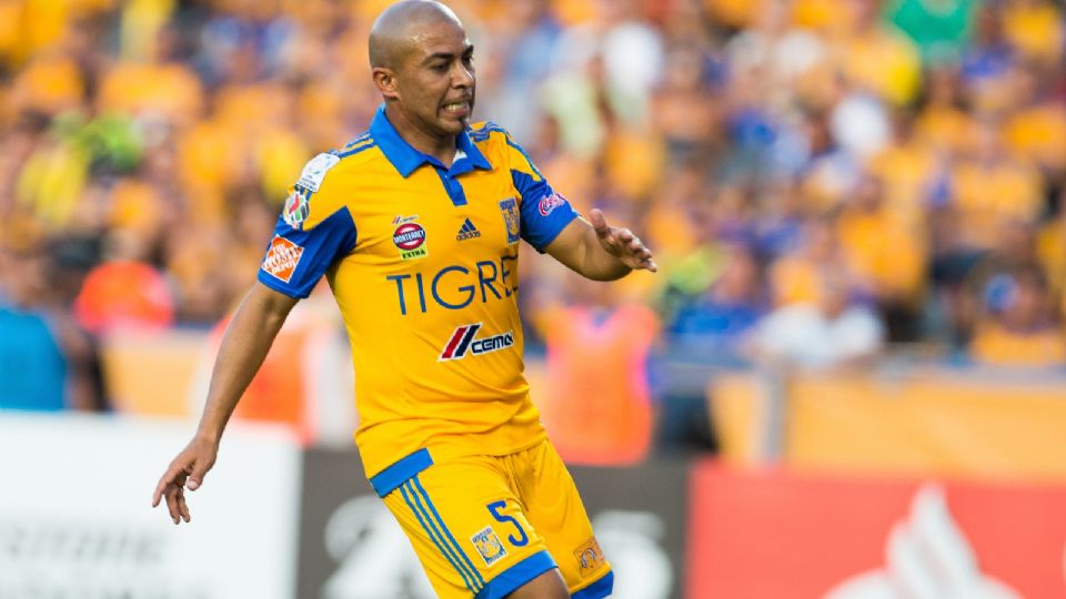 El mediocampista Egidio Arévalo, antiguo jugador de Tigres, dio al club consejos de cara al fututo