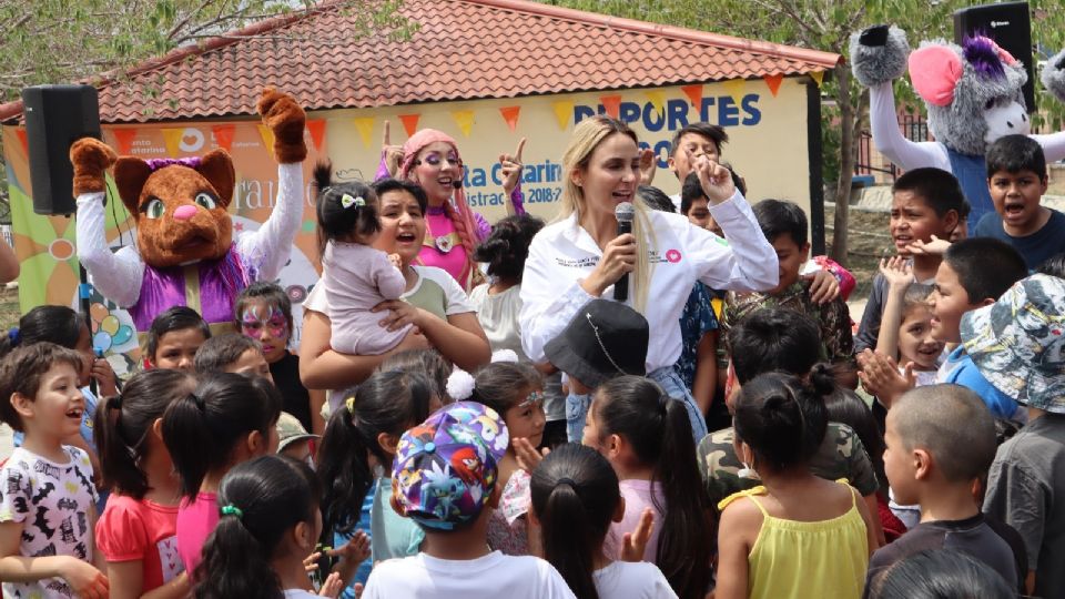 Niños festejando en Día del Niño