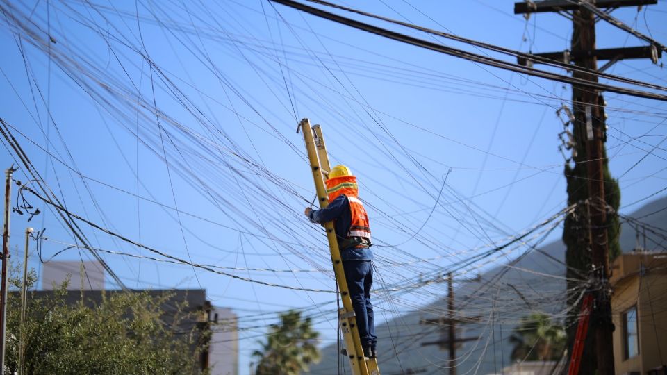 Trabajadores retirando el cableado en Monterrey.