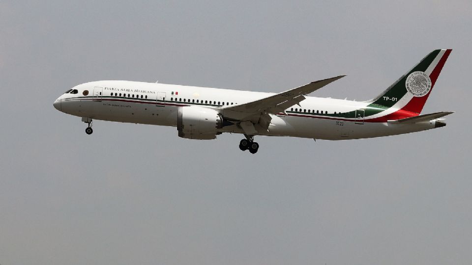 avión presidencial de México antes de aterrizar en el Aeropuerto Internacional de la Ciudad de México