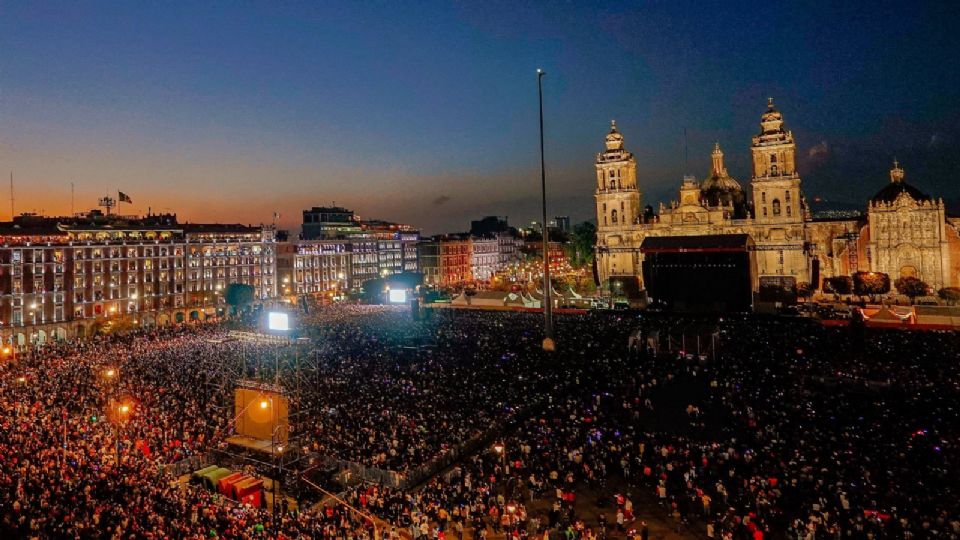 Fanáticos de Rosalía en el Zócalo de la Ciudad de México.