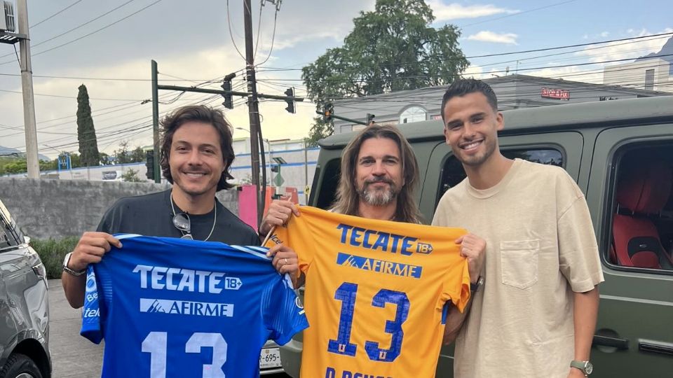 El defensa Diego Reyes convive con el cantante colombiano, Juanes, y le regala la camiseta de Tigres.