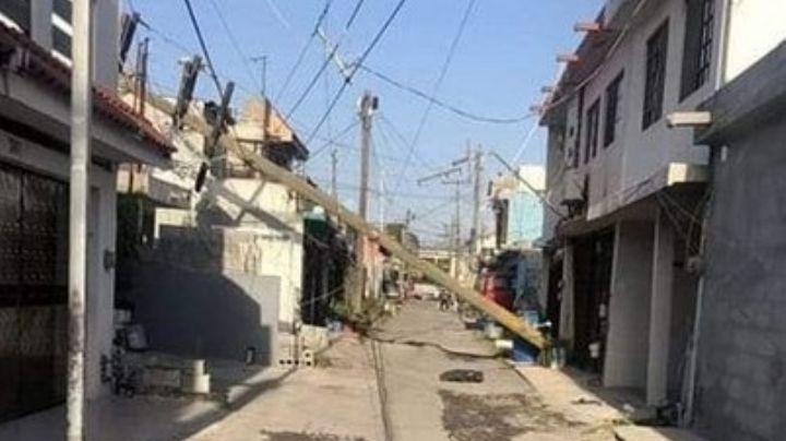 Fuertes vientos causan caídas de postes en Monterrey