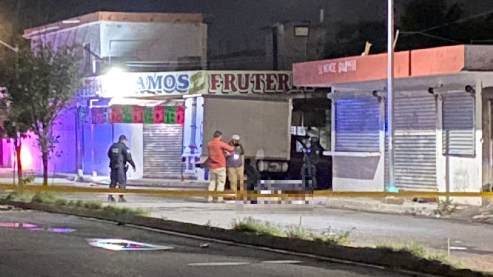 El cuerpo del joven sobre la calle.