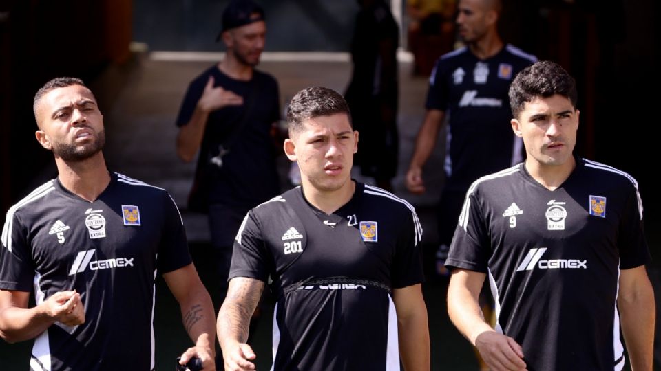 Los jugadores de Tigres: Carioca, Fierro e Ibañez en un entrenamiento en el Estadio Universitario.