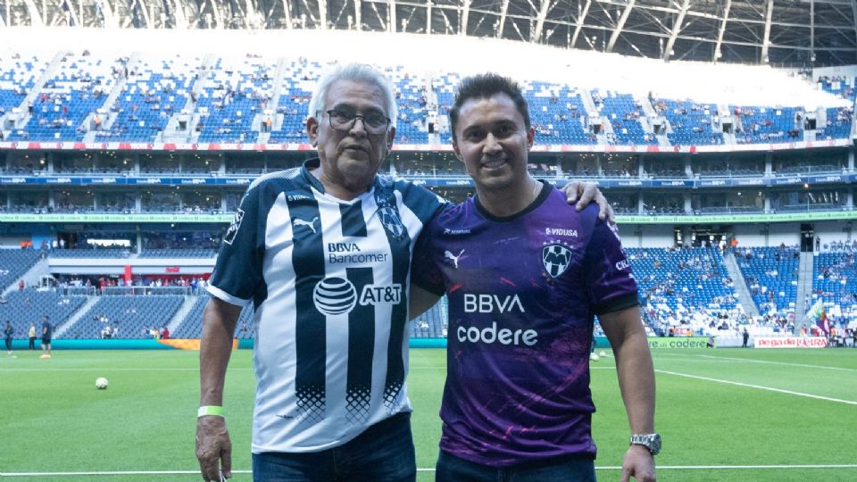 Rafael “Xalapa” Ortega y William Paredes, ex futbolistas de Rayados en épocas diferentes, fueron los invitados especiales para el duelo ante Pumas.