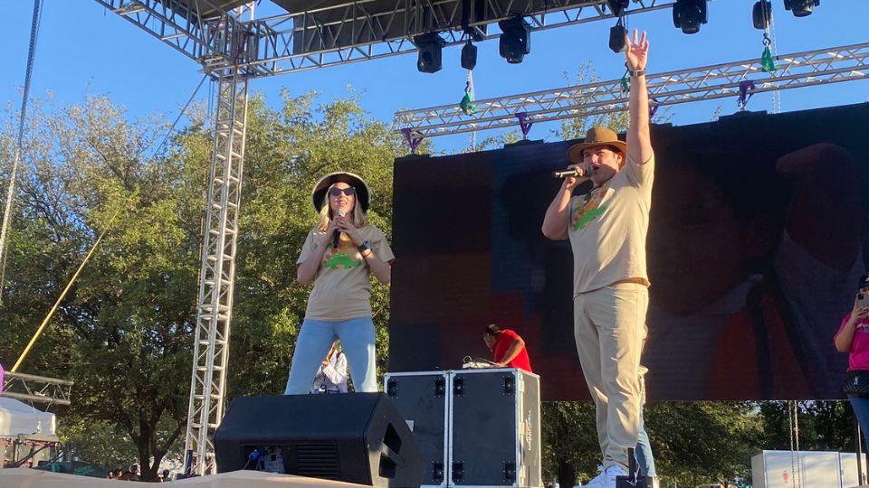 Mariana Rodríguez y Samuel García cantando.