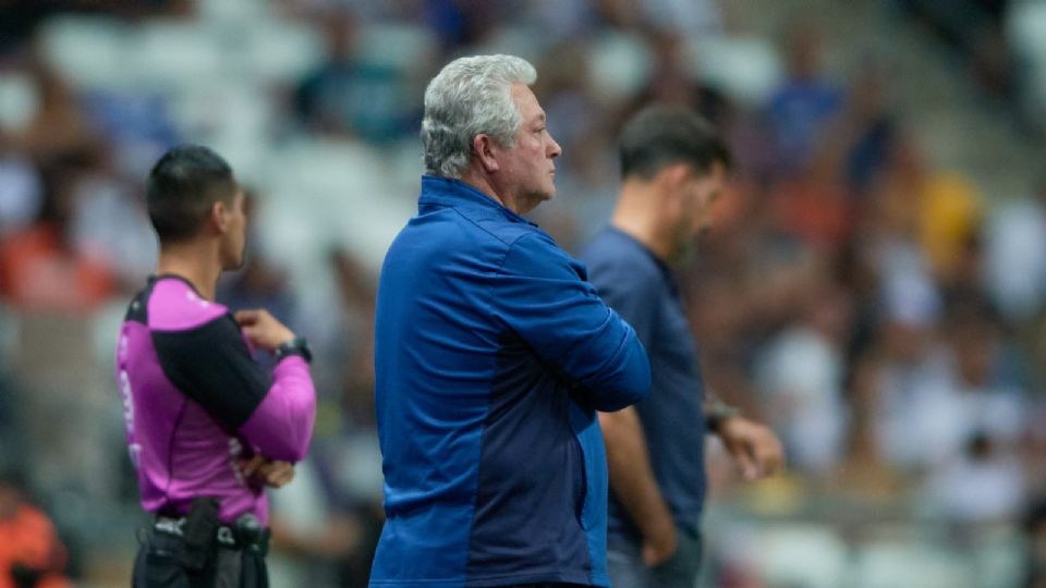 Vucetich observando el partido entre Rayados y Pumas en el Estadio BBVA