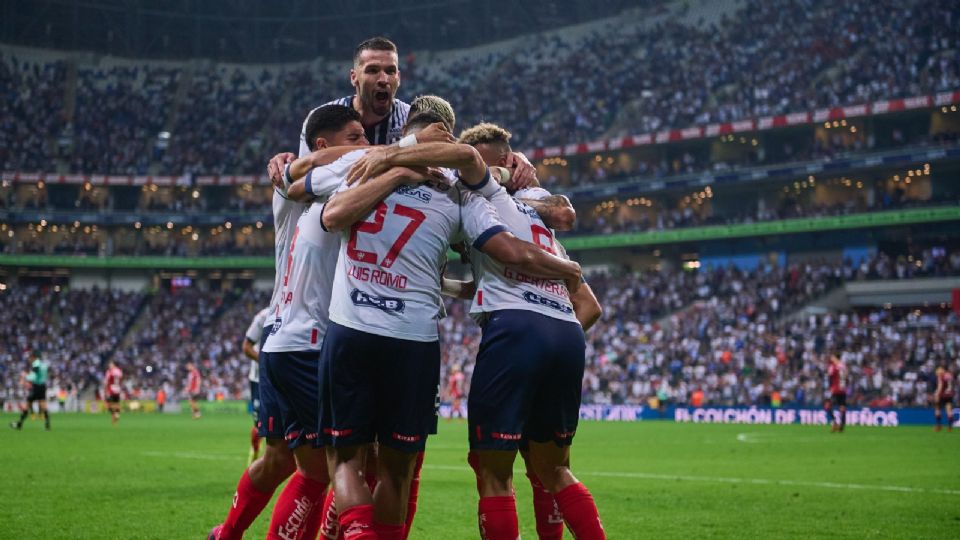 Los jugadores de Rayados celebran uno de los goles ante Xolos de Tijuana