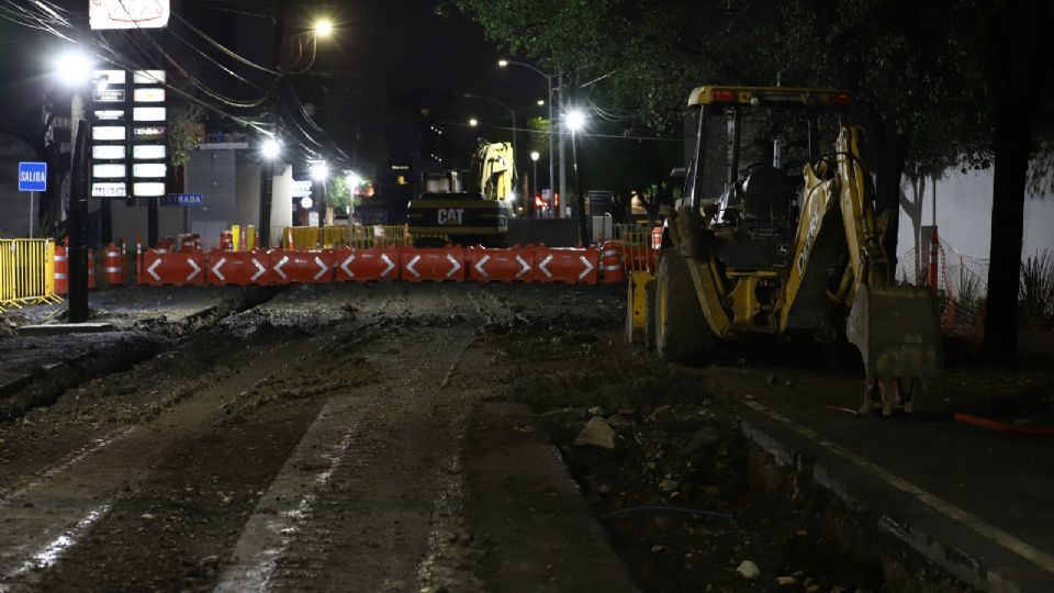 Vecinos consideran que los gobiernos municipales desaprovechan la noche para agilizar los trabajos de obras públicas.