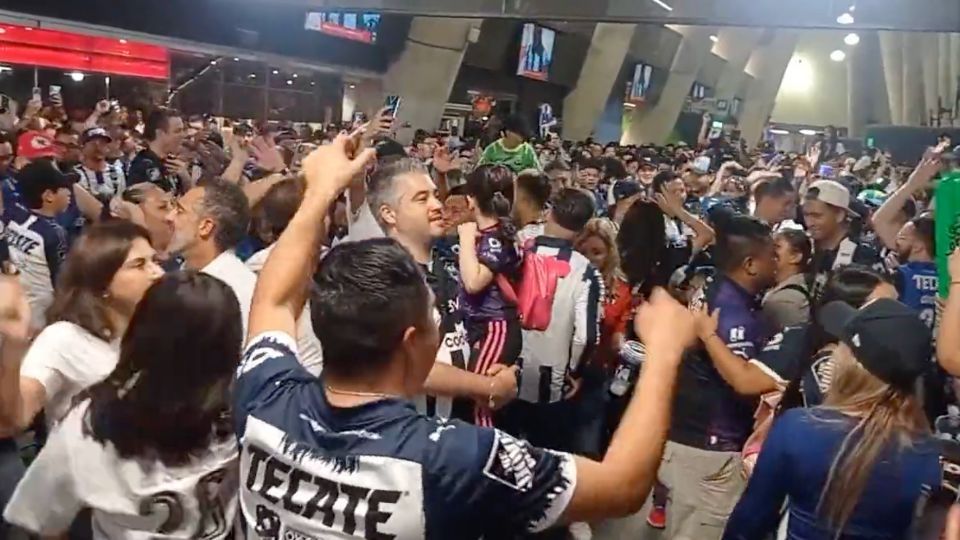 Aficionados de Rayados se quedaron a bailar en el Estadio BBVA tras las victoria de su equipo contra Xolos