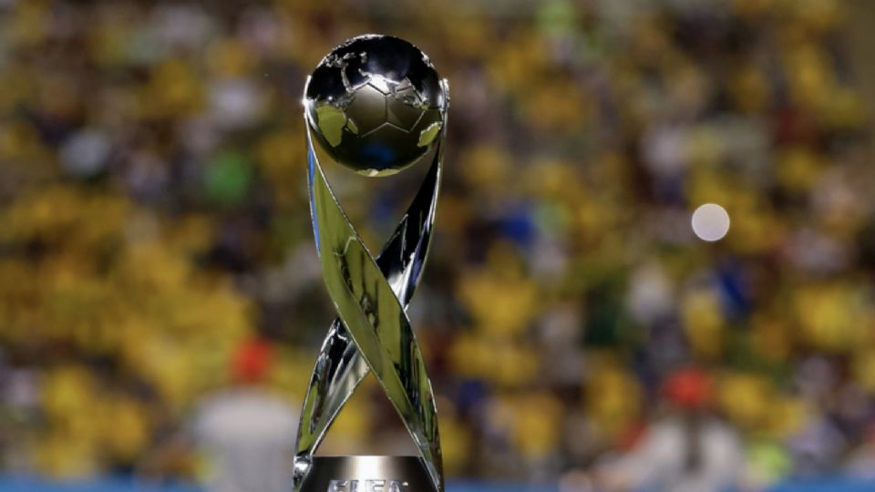 Fotografía ilustrativa del trofeo del Mundial Sub-17 de la FIFA, que ya no se realizará en Perú