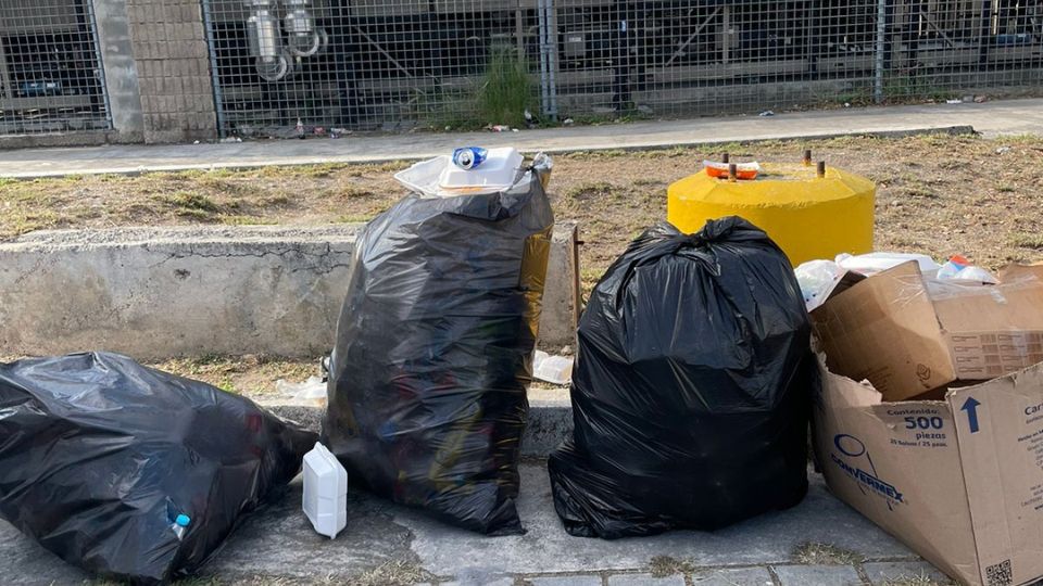 Basura en las inmediaciones del Parque Fundidora