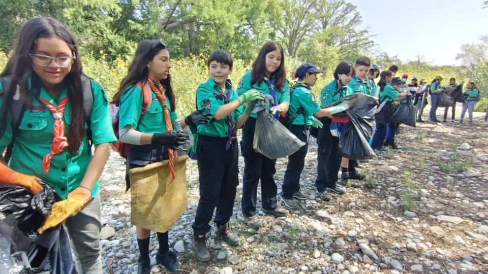 Niños y niñas recogiendo basura