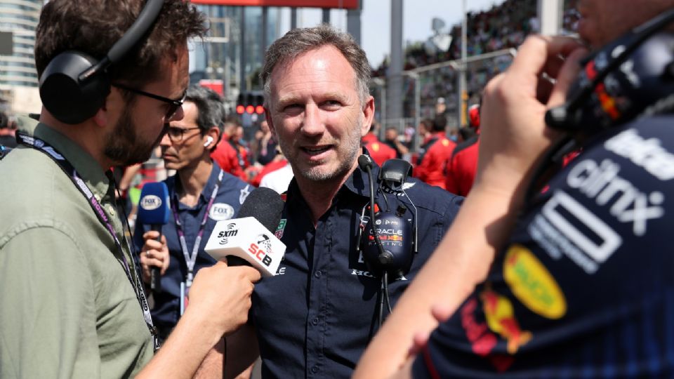 El director de Red Bull, Christian Horner, felicitó a Sergio Pérez por un nuevo triunfo en el circuito de Baku.