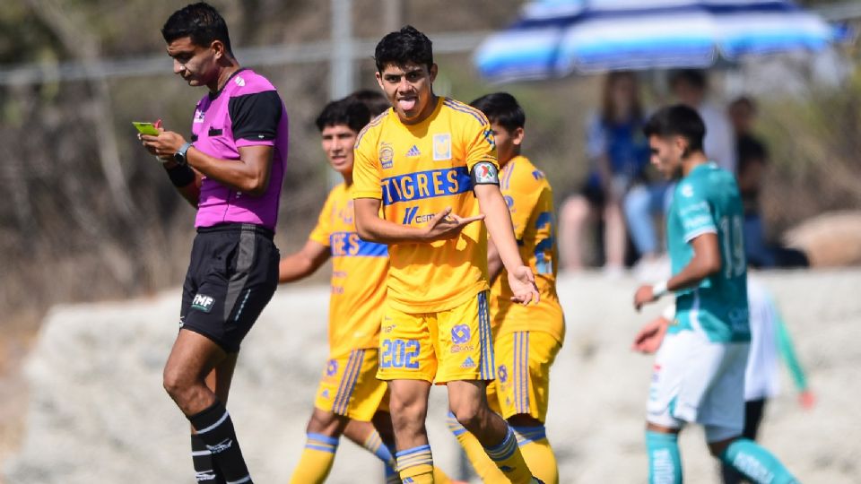 El equipo de Tigres Sub 20 festeja una anotación ante León.