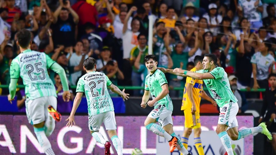 Alfonso Alvarado celebra su anotación frente a Tigres