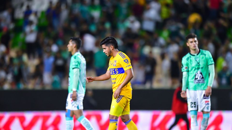 Jesús Garza recibió su quinta amarilla en el duelo ante León.