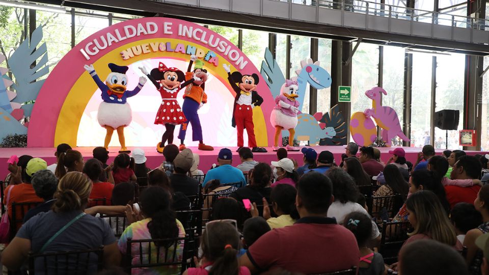 Niños disfrutando de uno de los shows infantiles en Nuevolandia