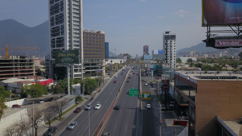 Mientras las calles de Monterrey lucieron vacías de autos, el aire sucio se mantuvo en toda la zona metropolitana