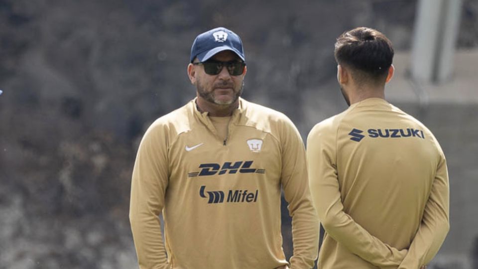 Antonio Mohamed y su hijo Shayr en el entrenamiento de Pumas, club en el que se reencuentran para trabajar como entrenador y auxiliar