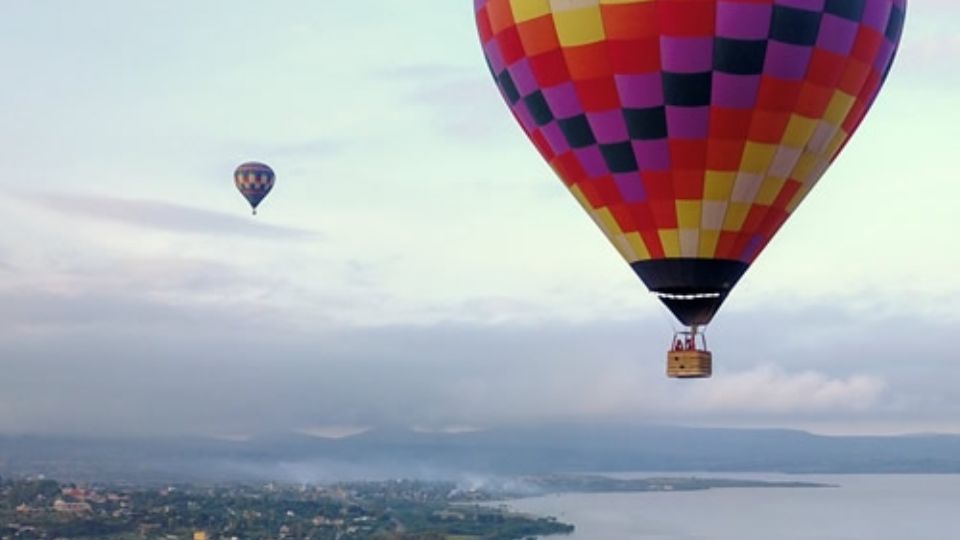 Personas disfrutando de un viaje en un globo en San Miguel de Allende