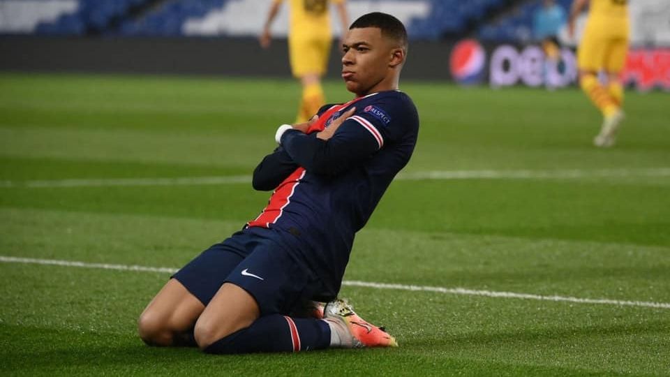 El delantero francés Kylian Mbappé está entre la espada y la pared en su decisión sobre renovar o salir del PSG en este mercado de traspasos