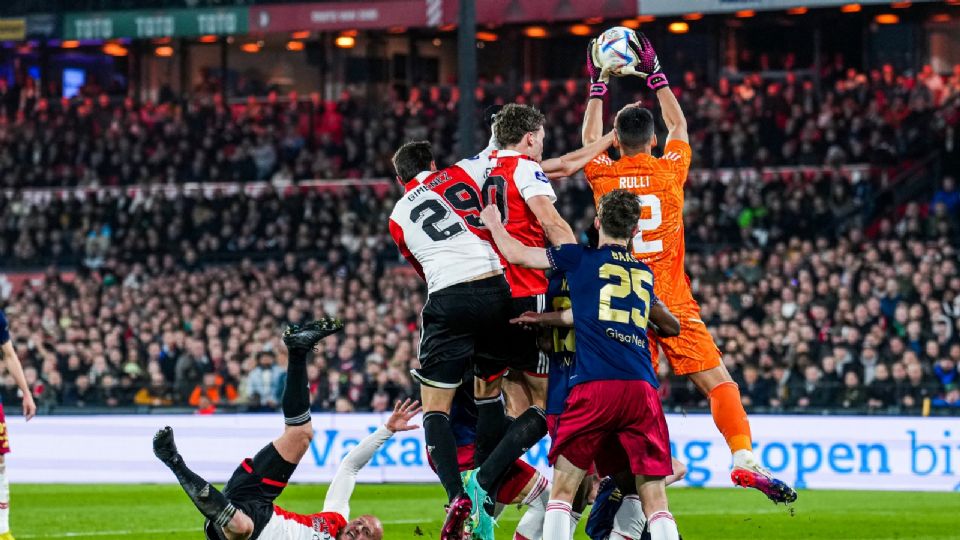 Santi Giménez durante el partido de Copa ante el Ajax