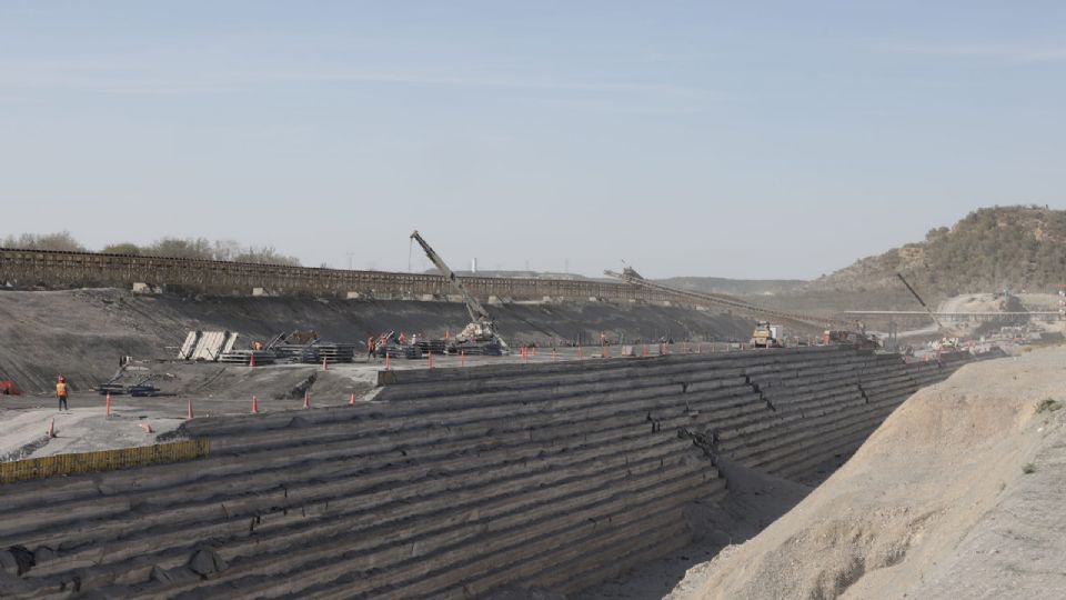 Construcción de la presa Libertad.