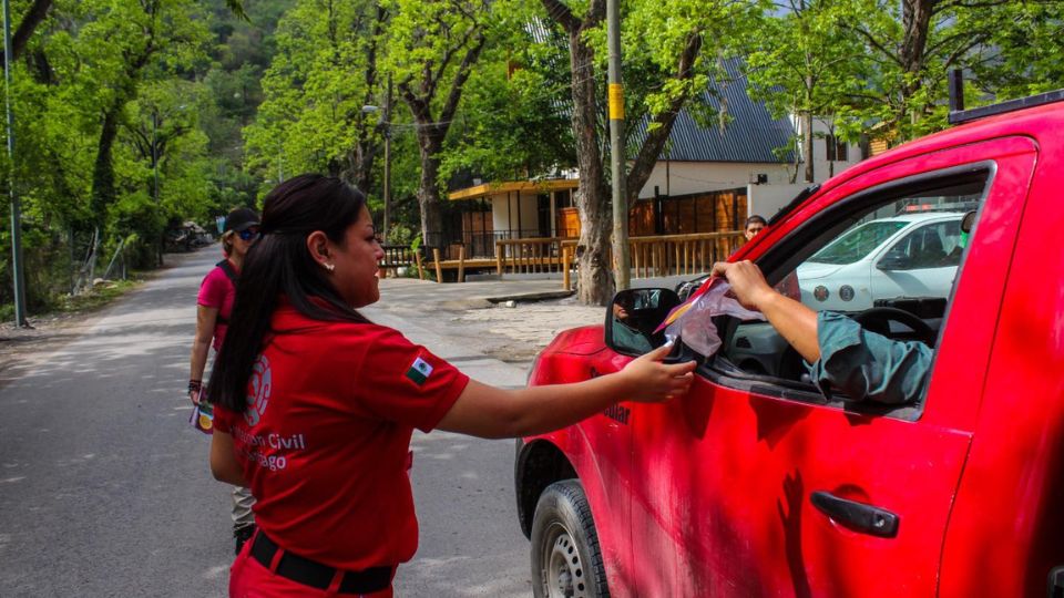 Personal de Protección Civil de Santiago en la entrega de recomendaciones para evitar incendios forestales.