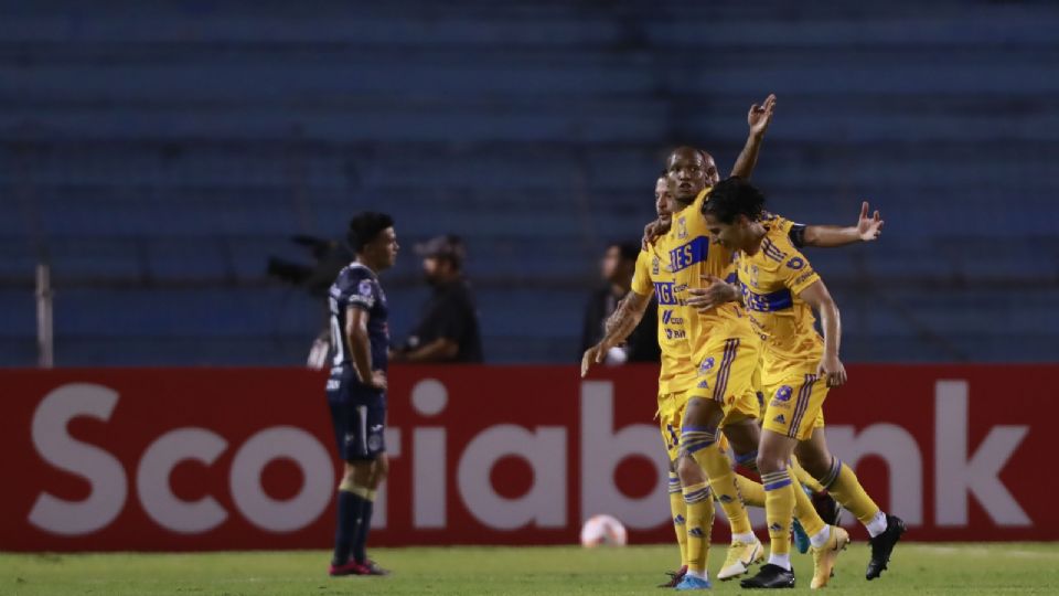 Los jugadores de Tigres celebran con Luis Quiñones su gol ante Motagua