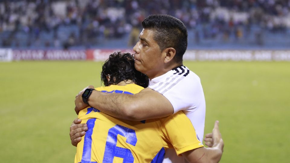 El 'Chima' Ruiz abraza a Diego Lainez tras el triunfo ante Motagua