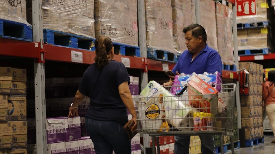 En tiempos de inflación, personas haciendo supermercado en Monterrey.