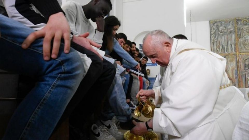 El papa Francisco lavando los pies de varios jóvenes presos