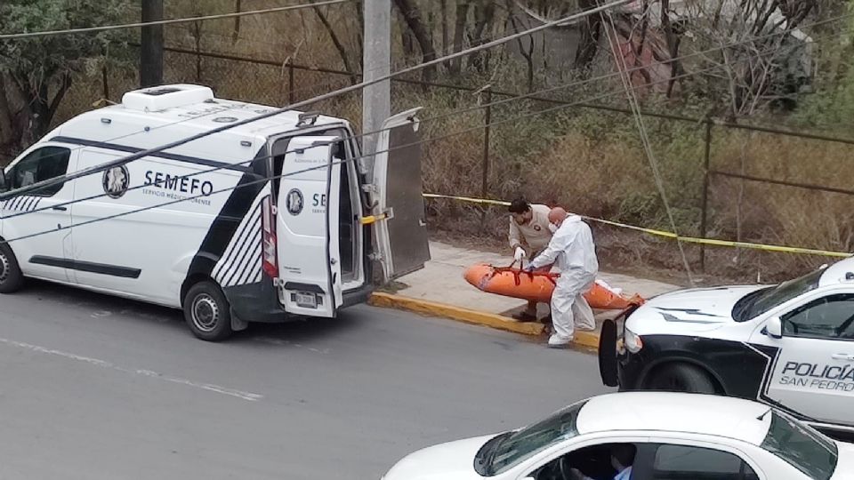 Semefo trasladando el cuerpo del hombre.
